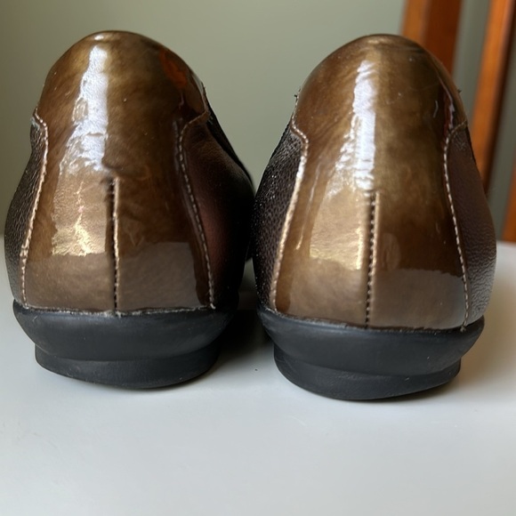 Clarks Artisan Bronze Leather Bow Ballet Flat Cap Toe Comfort Women's 7 Flaw - Picture 15 of 17